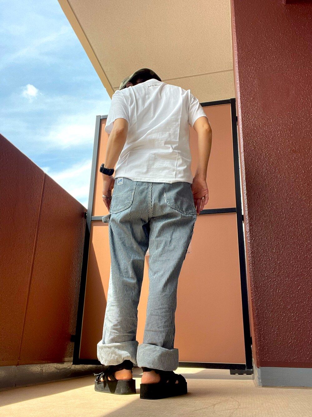 その他のデニムパンツ、その他のサンダルを着用したレディースの夏コーディネートの3枚目の写真