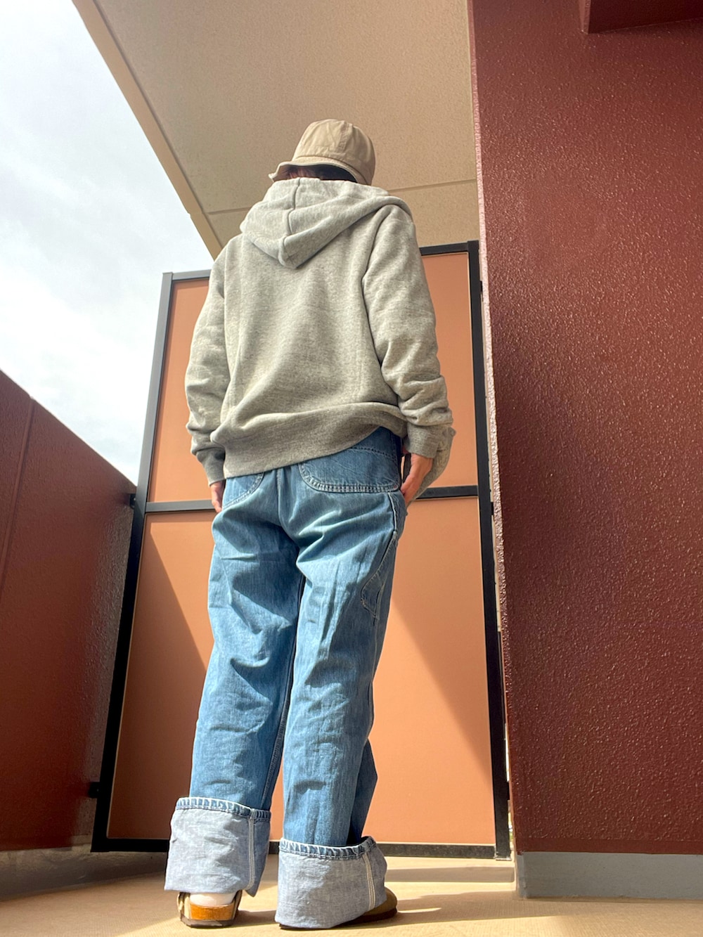 その他のサロペット/オーバーオール、その他のパーカー、その他のTシャツ/カットソーを着用したレディースの春コーディネートの3枚目の写真