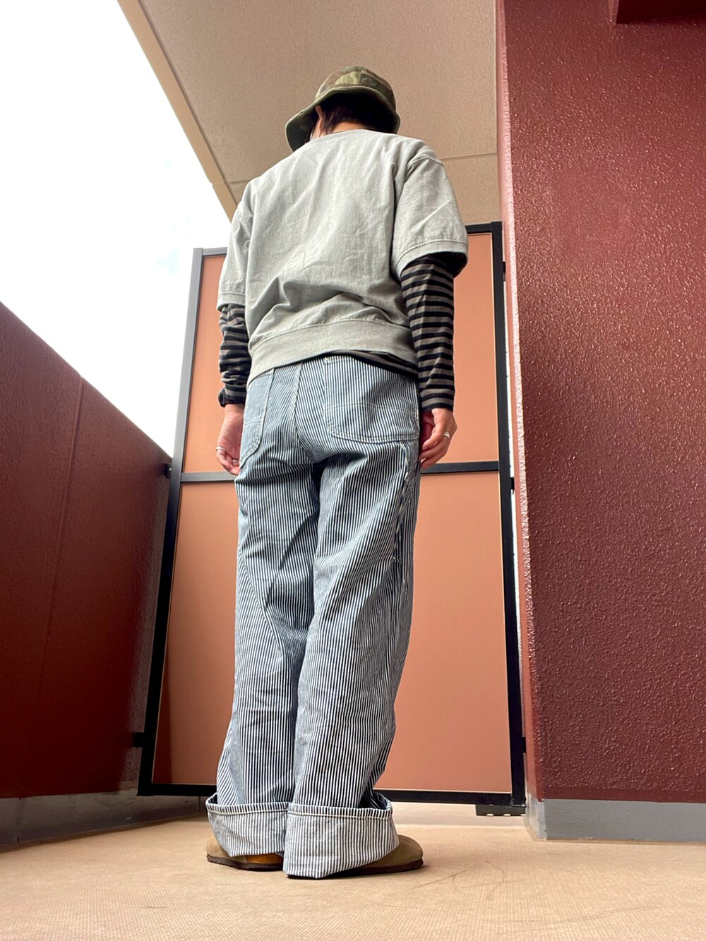 その他のTシャツ/カットソー、その他のデニムパンツを着用したレディースの夏コーディネートの2枚目の写真