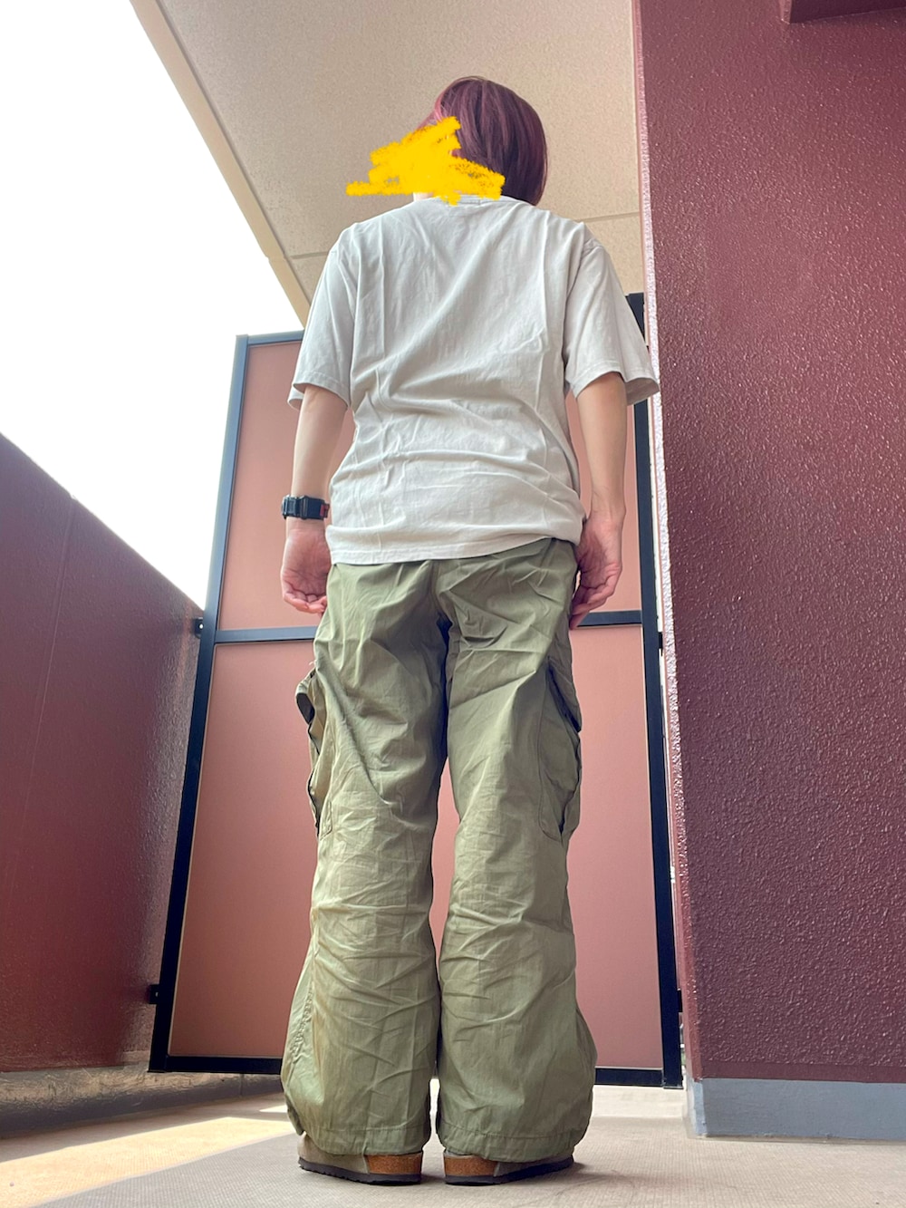 その他のTシャツ/カットソー、その他のサンダルを着用したレディースの夏コーディネートの3枚目の写真