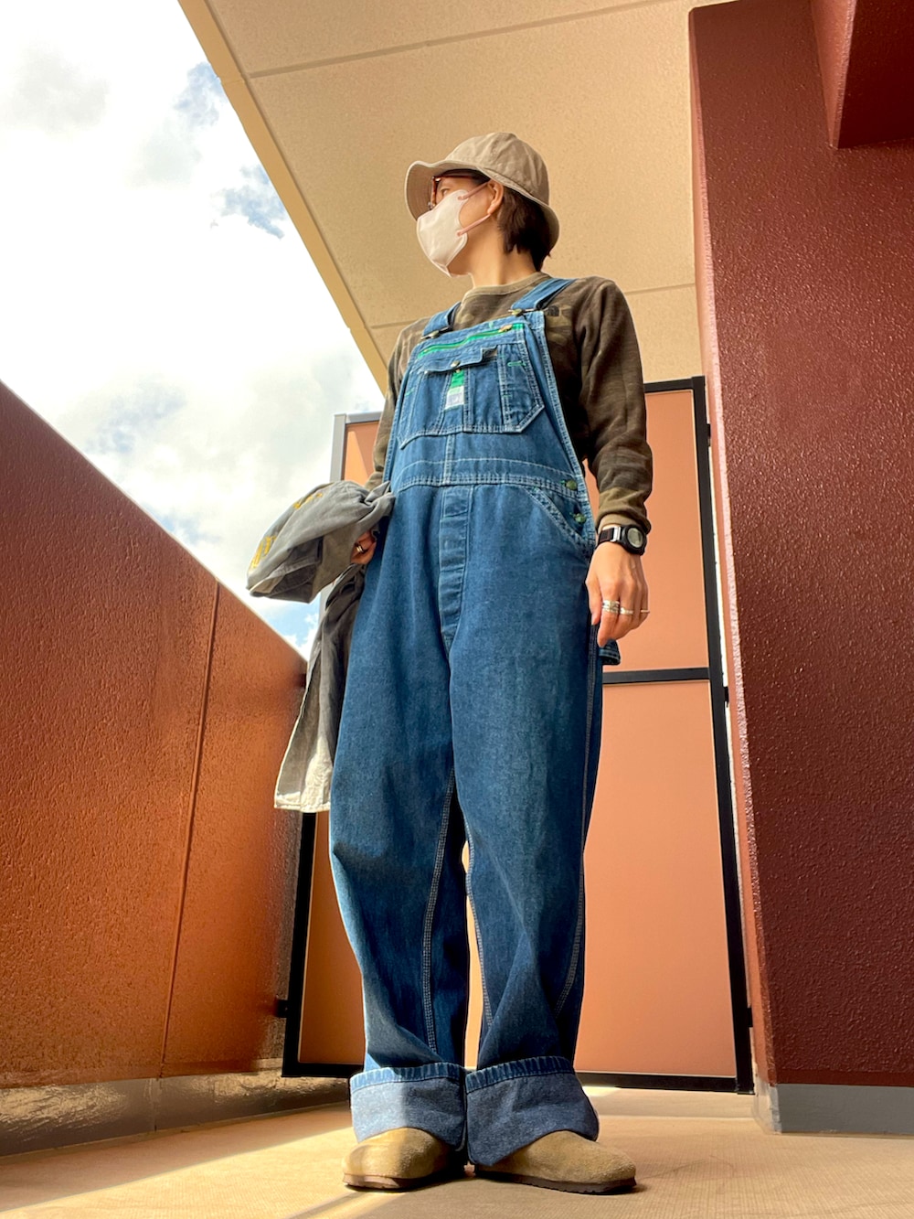 その他のシャツ/ブラウス、その他のTシャツ/カットソー、その他のサロペット/オーバーオールを着用したレディースの春コーディネートの4枚目の写真