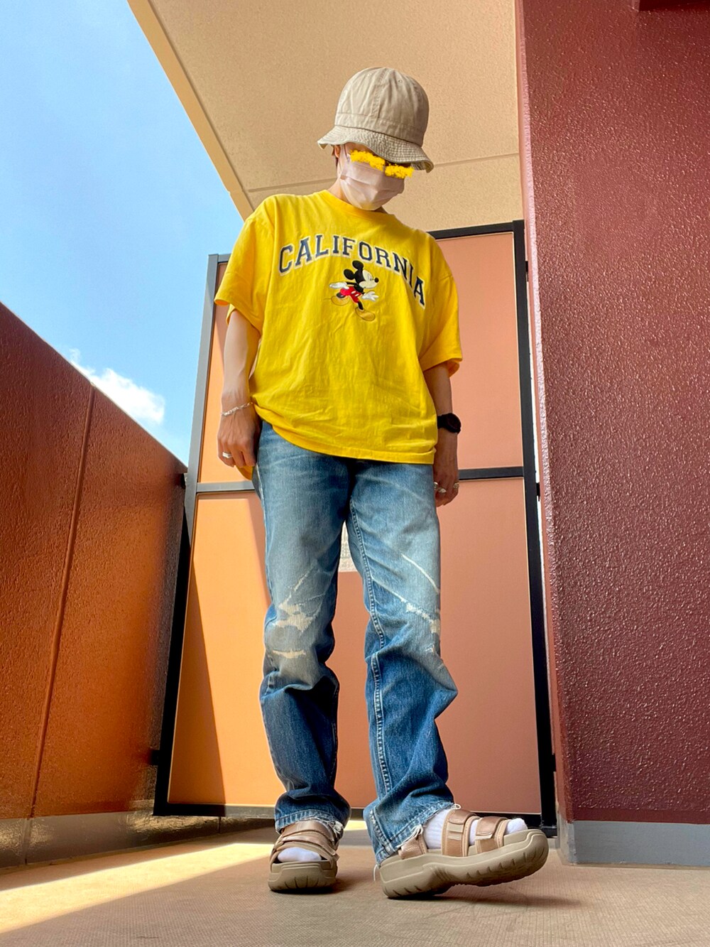 その他のデニムパンツ、その他のサンダルを着用したレディースの夏コーディネートの3枚目の写真