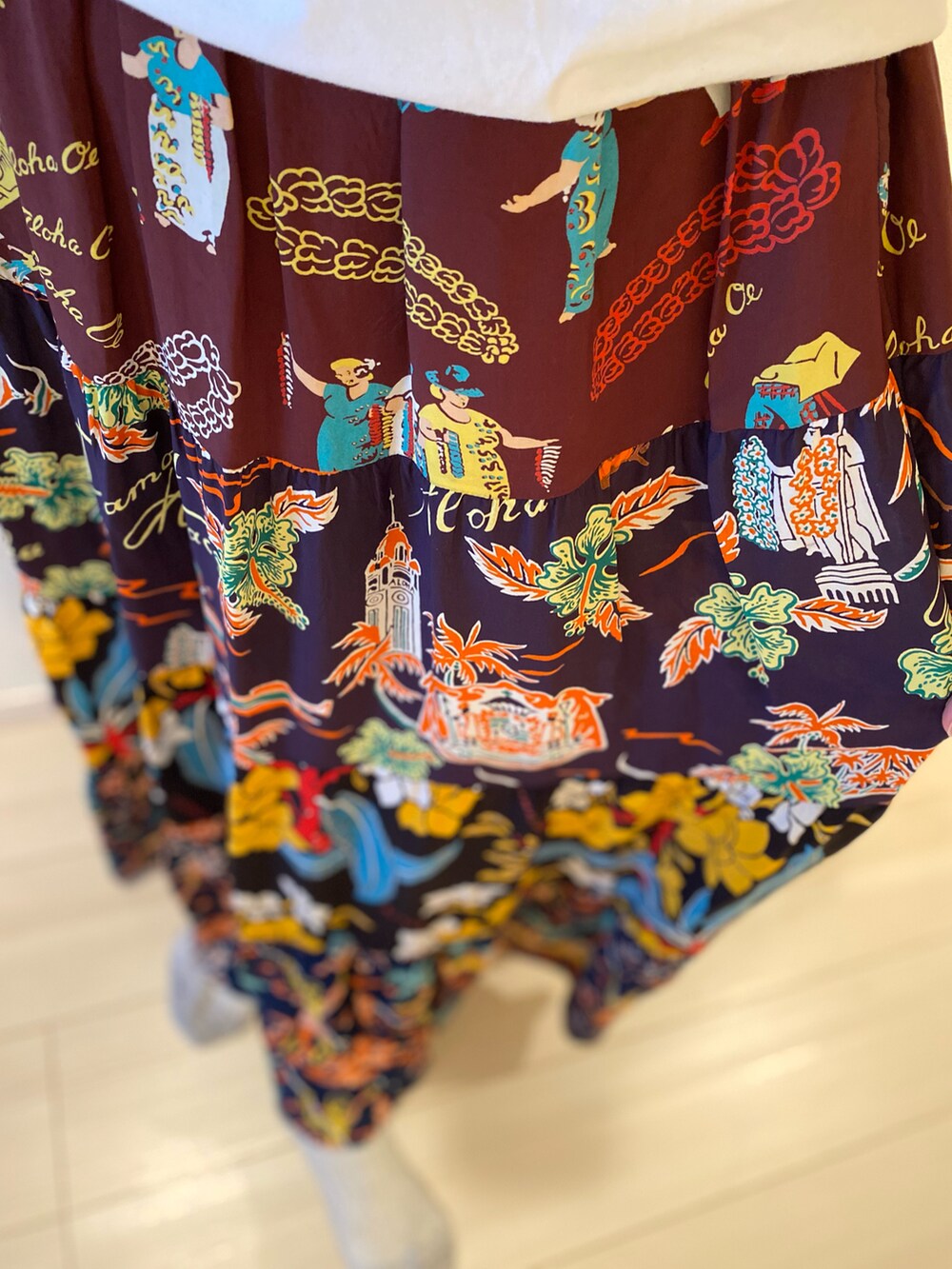 ホワイト系のTシャツ/カットソー、その他のスカートを着用したレディースの夏コーディネートの2枚目の写真