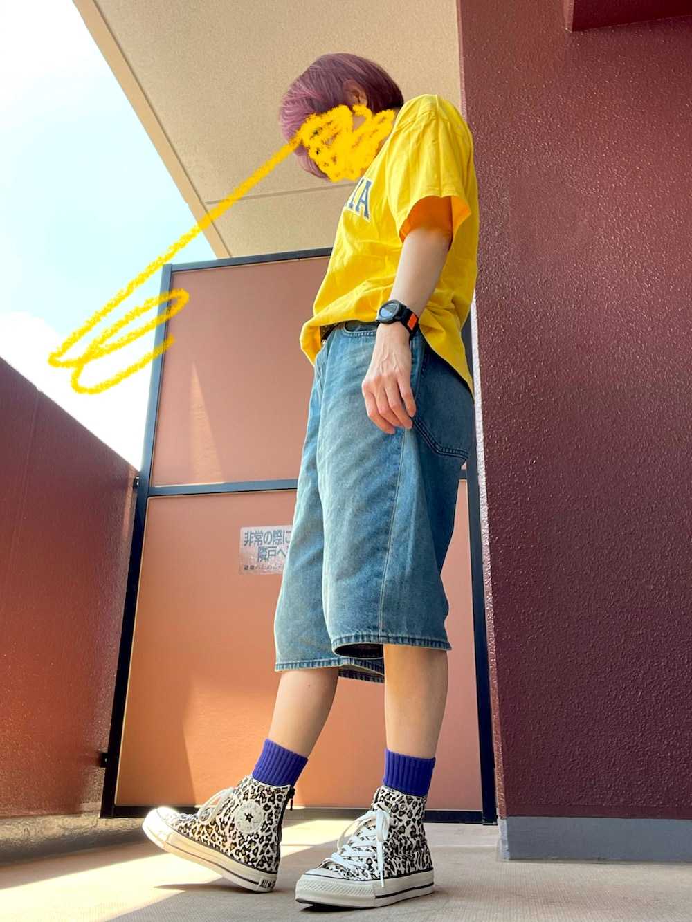その他のデニムパンツ、その他のスニーカーを着用したレディースの春コーディネートの2枚目の写真