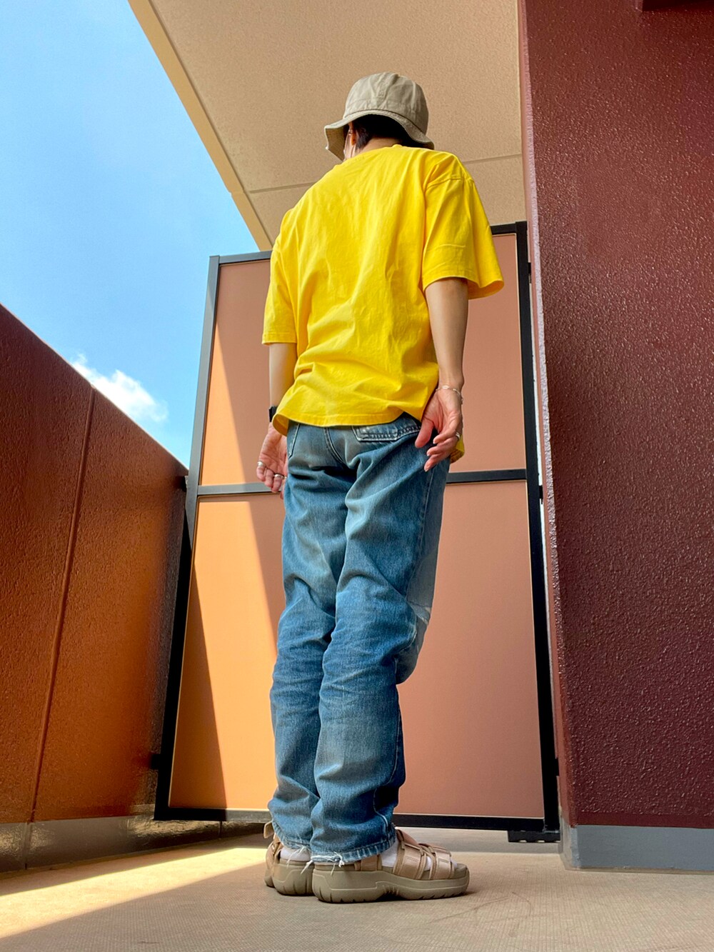 その他のデニムパンツ、その他のサンダルを着用したレディースの夏コーディネートの2枚目の写真