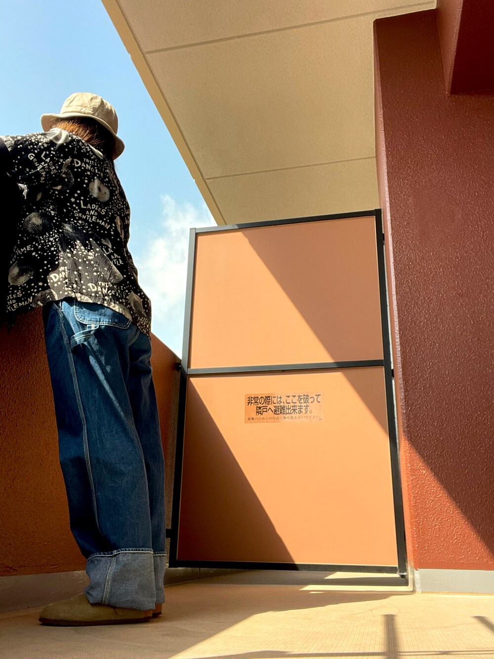 その他のシャツ/ブラウス、その他のサロペット/オーバーオール、その他のサンダルを着用したレディースの春コーディネートの3枚目の写真