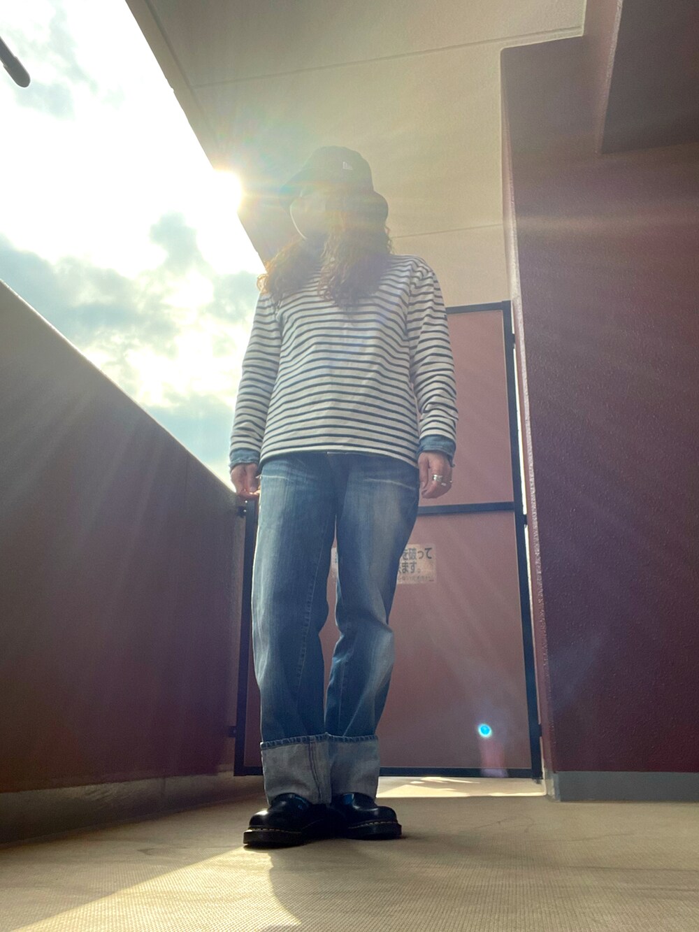 その他のTシャツ/カットソー、その他のその他シューズ、その他のハットを着用したレディースの春コーディネートの2枚目の写真