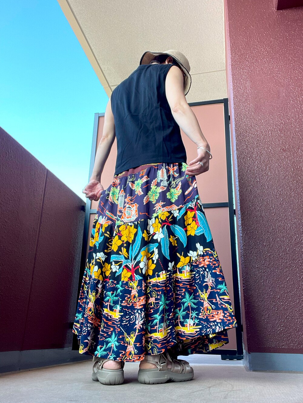 その他のスカート、その他のサンダル、その他のハットを着用したレディースの夏コーディネートの4枚目の写真