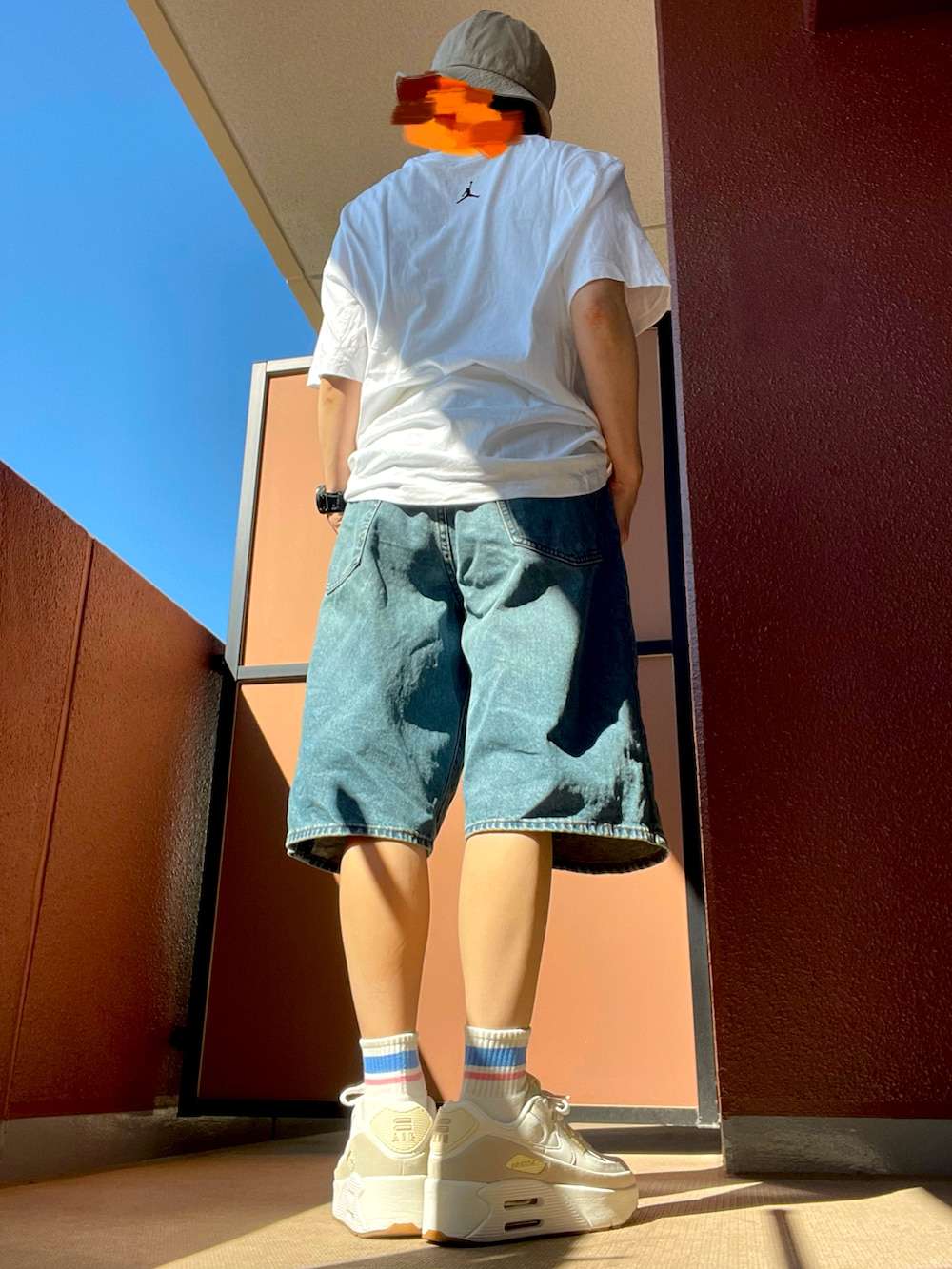 その他のTシャツ/カットソーを着用したレディースの秋コーディネートの3枚目の写真
