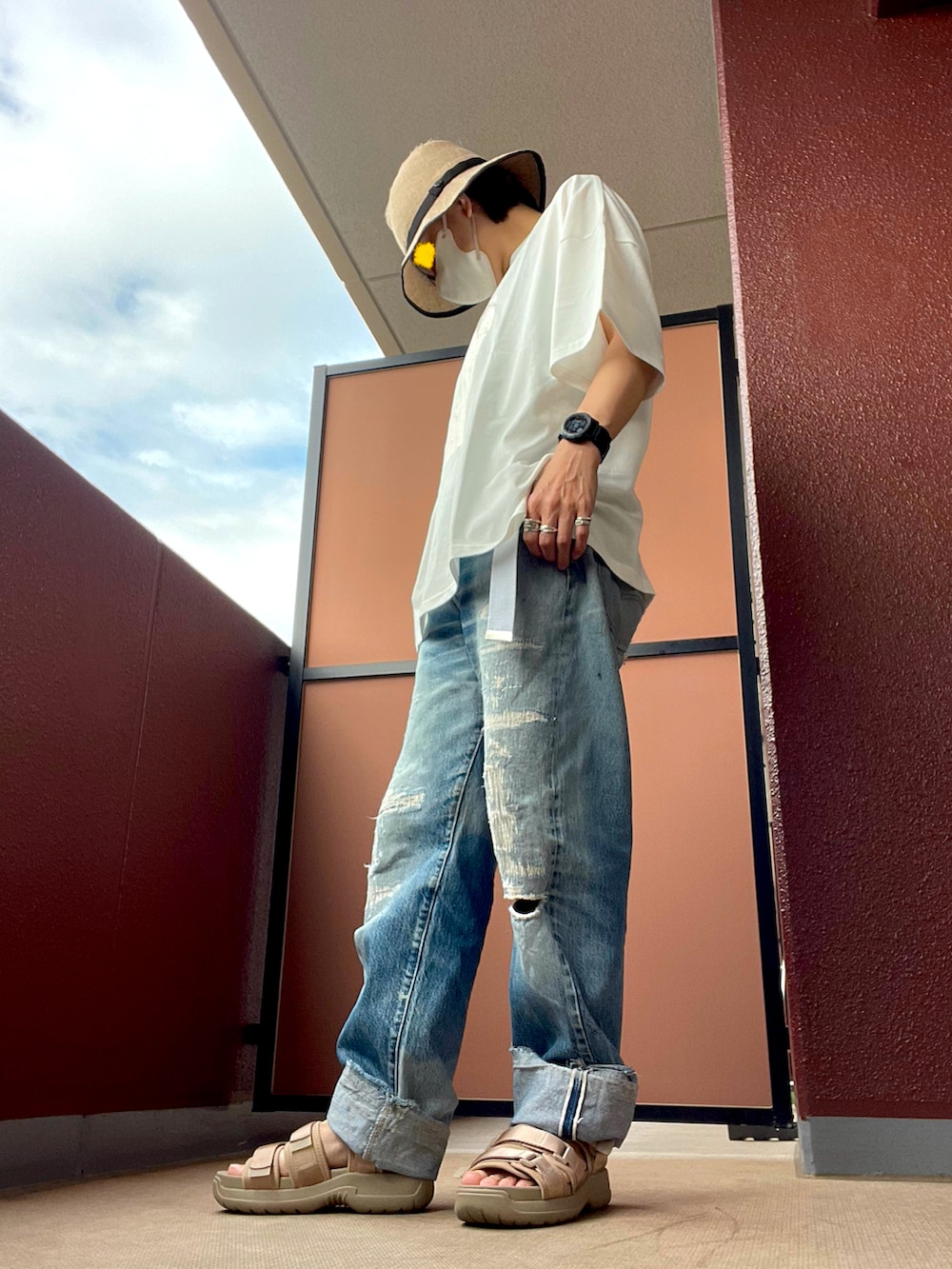 その他のデニムパンツを着用したレディースの夏コーディネートの2枚目の写真