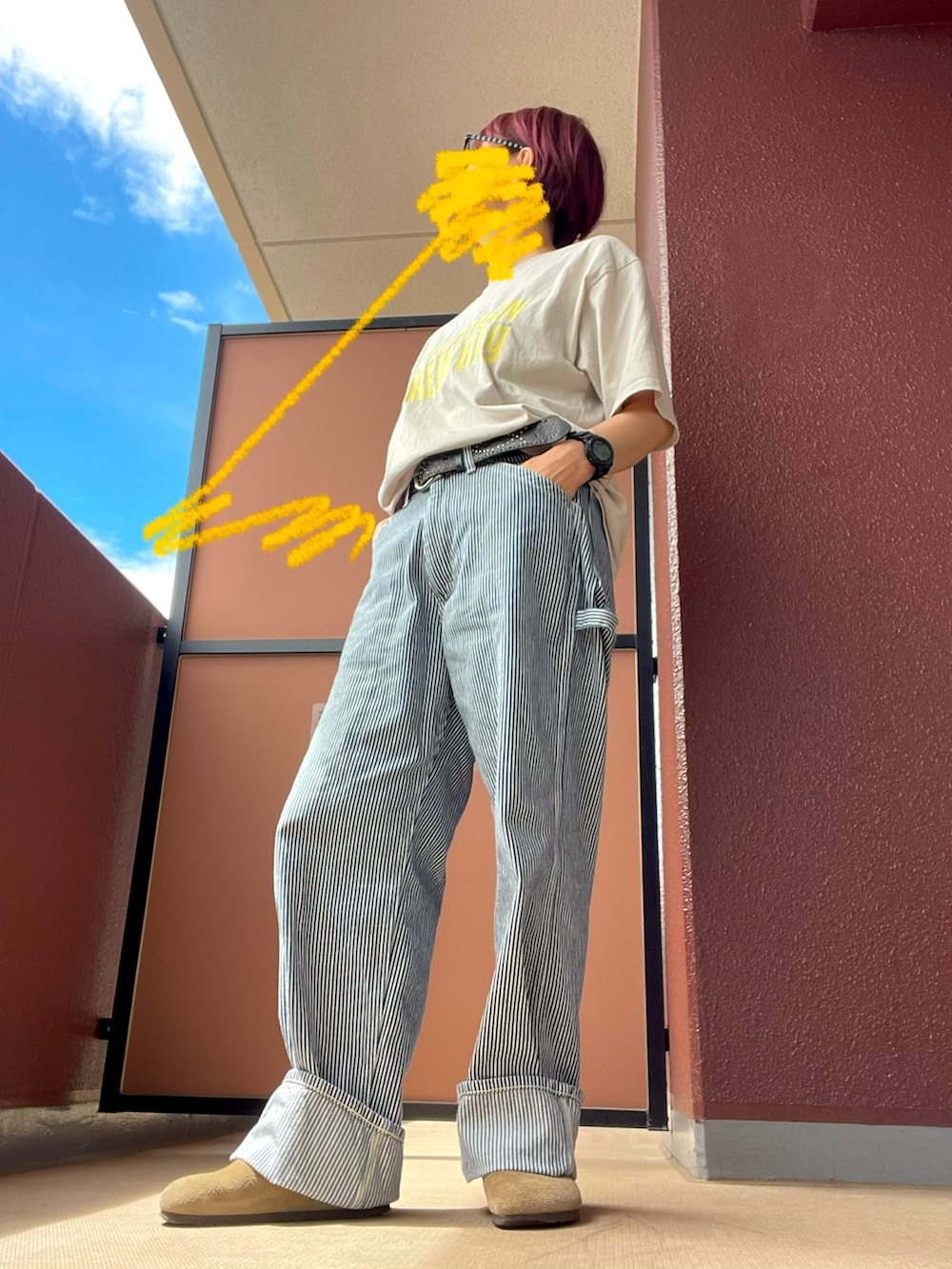その他のデニムパンツ、その他のTシャツ/カットソー、その他のサンダルを着用したレディースの夏コーディネートの2枚目の写真