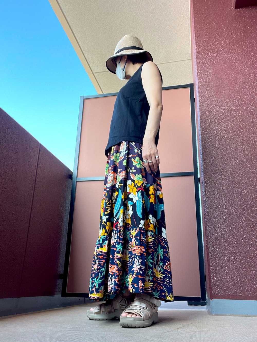 その他のスカート、その他のサンダル、その他のハットを着用したレディースの夏コーディネートの2枚目の写真
