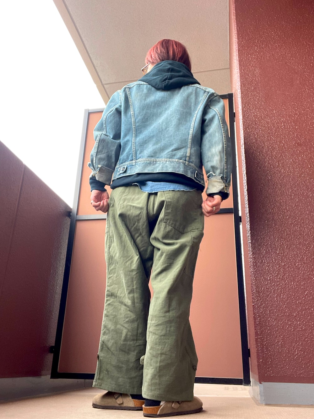 その他のカーゴパンツ、その他のデニムジャケット、その他のパーカーを着用したレディースの冬コーディネートの3枚目の写真