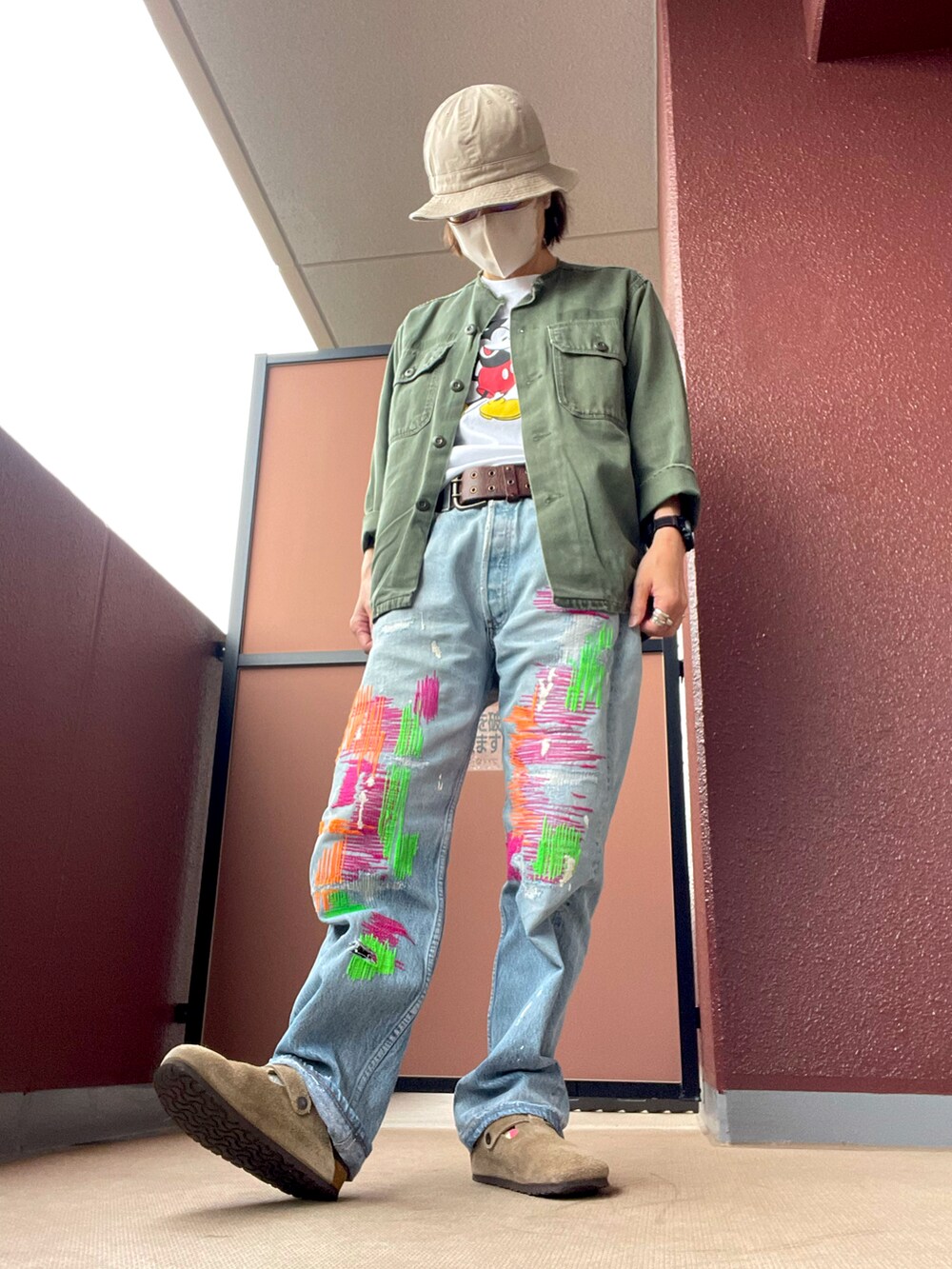 その他のデニムパンツを着用したレディースの春コーディネートの2枚目の写真