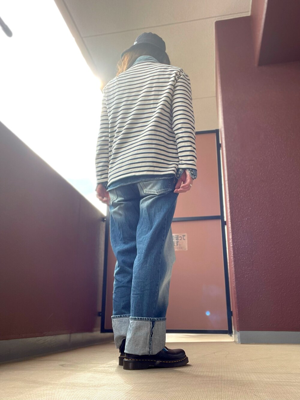 その他のTシャツ/カットソー、その他のその他シューズ、その他のハットを着用したレディースの春コーディネートの3枚目の写真