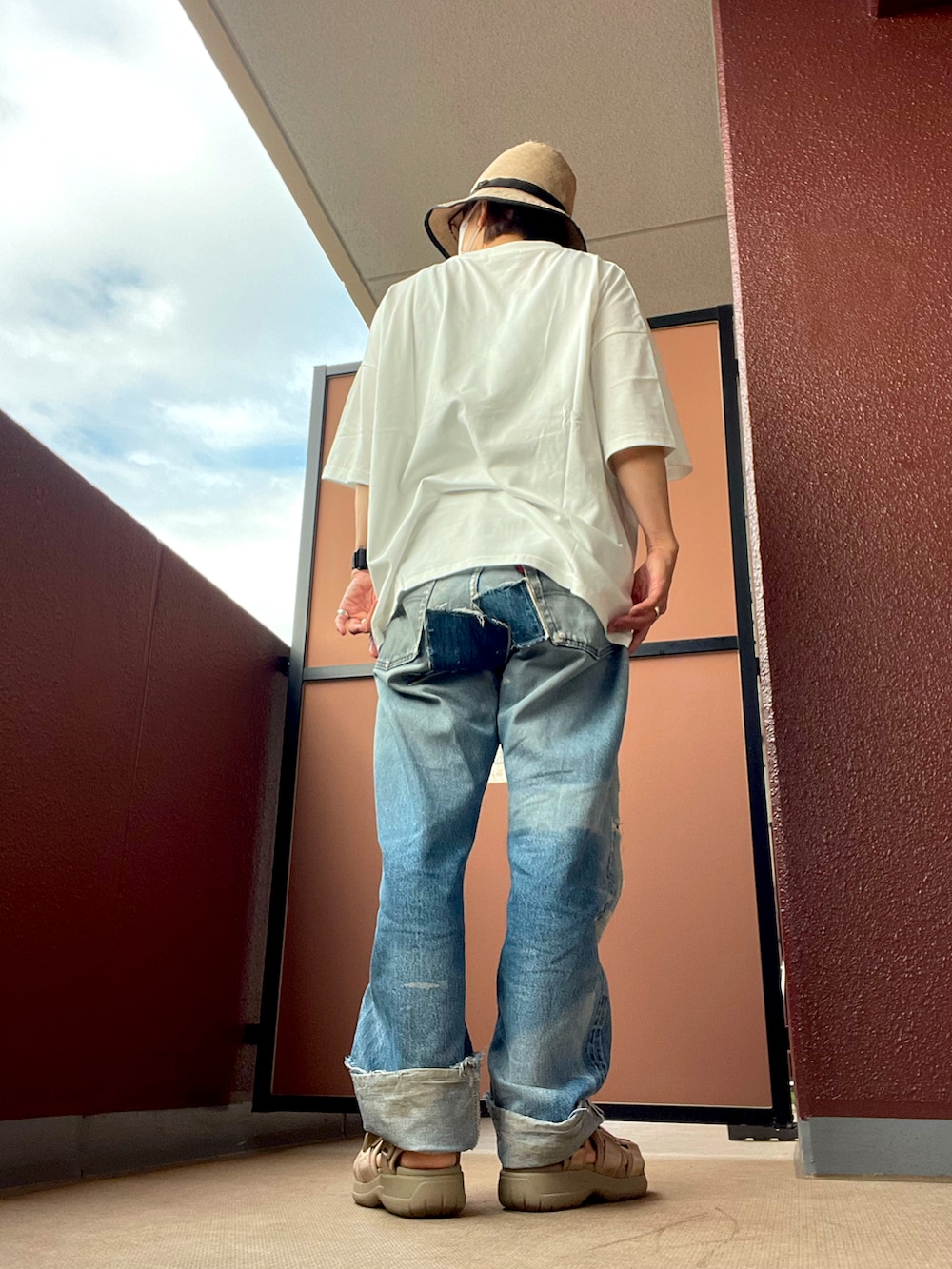 その他のデニムパンツを着用したレディースの夏コーディネートの3枚目の写真