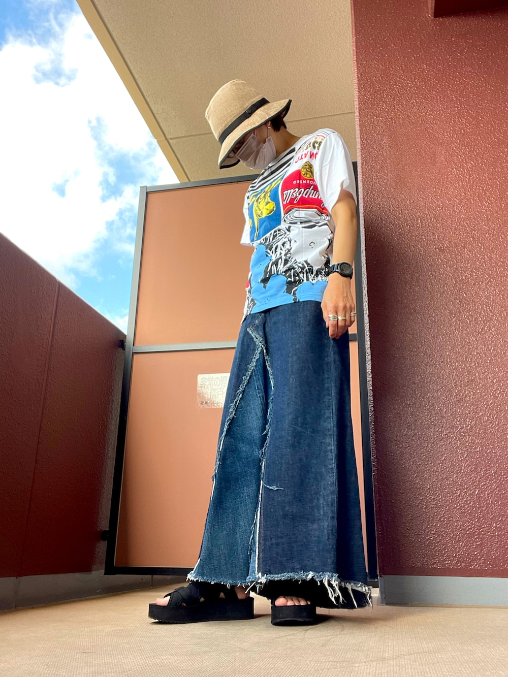 その他のデニムスカート、その他のサンダル、その他のハットを着用したレディースの夏コーディネートの3枚目の写真