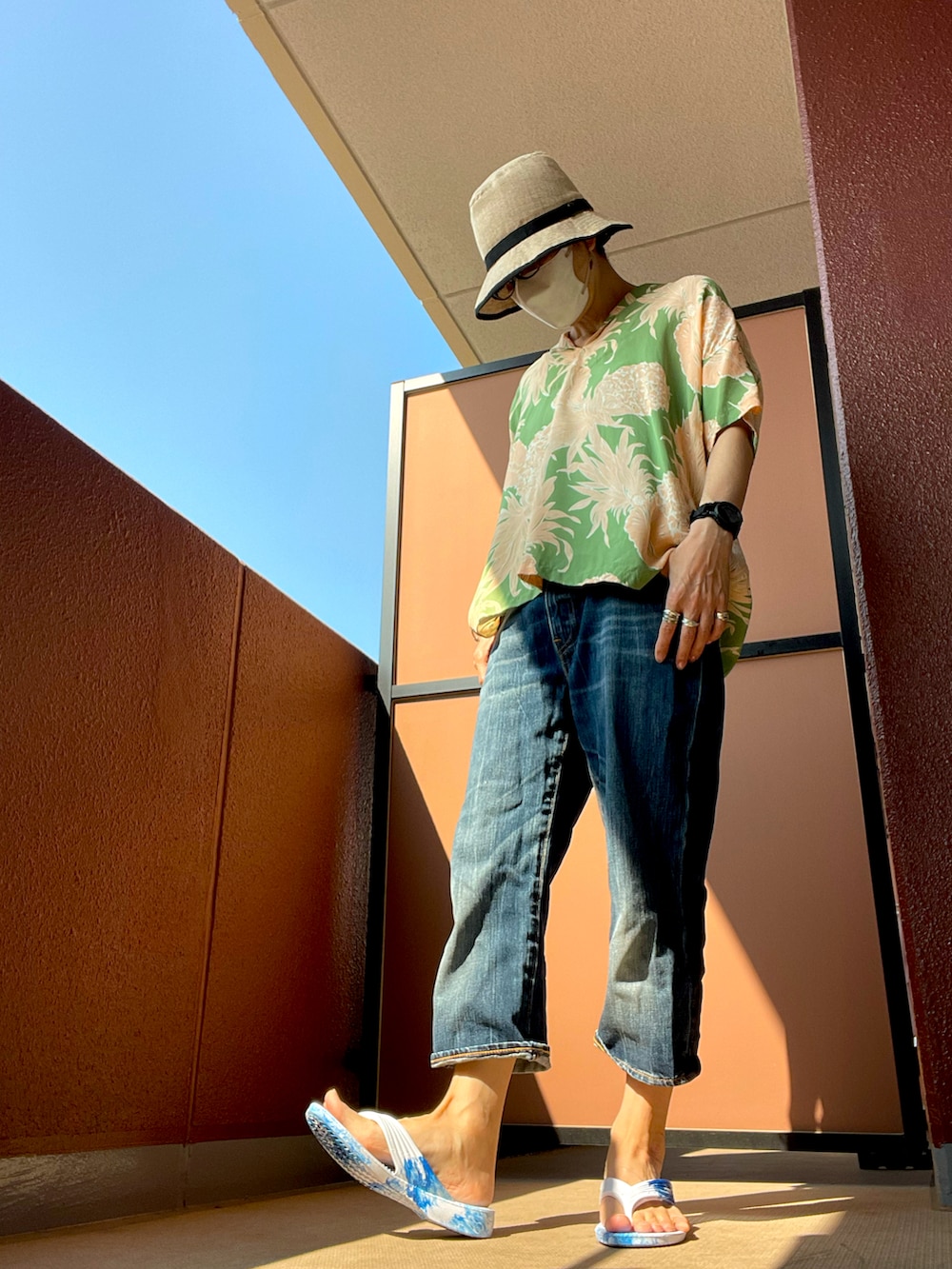 その他のシャツ/ブラウス、その他のサンダルを着用したレディースの秋コーディネートの2枚目の写真