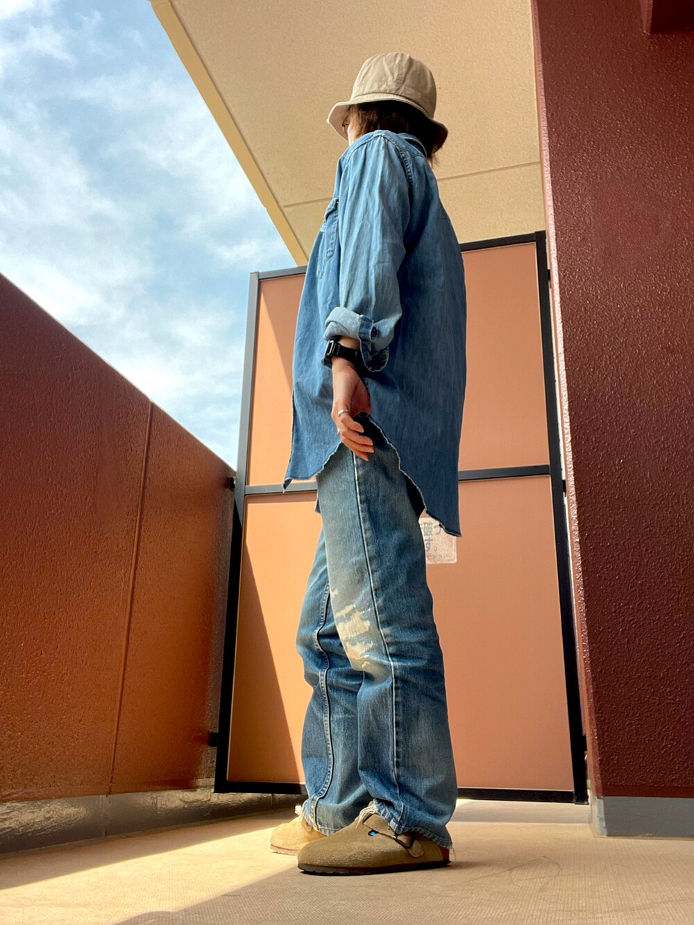 その他のシャツ/ブラウスを着用したレディースの春コーディネートの2枚目の写真