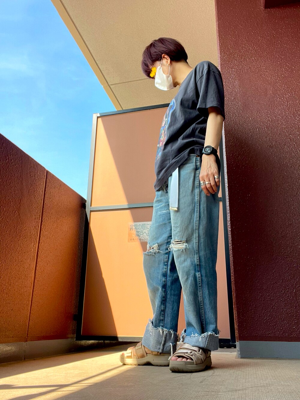 その他のデニムパンツを着用したレディースの夏コーディネートの2枚目の写真