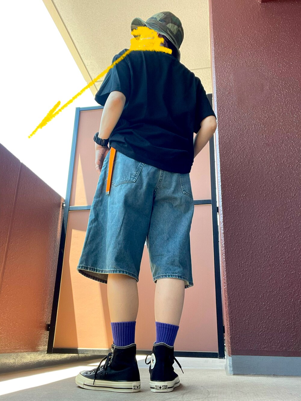 その他のTシャツ/カットソー、その他のスニーカーを着用したレディースの夏コーディネートの3枚目の写真