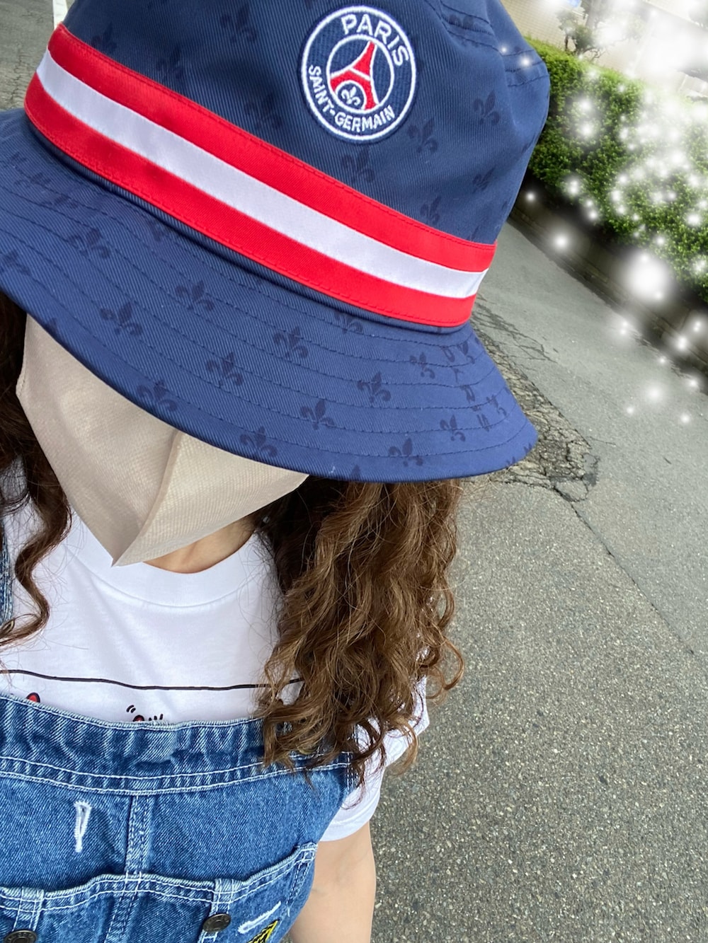 ブルー系のサロペット/オーバーオールを着用したレディースの夏コーディネートの2枚目の写真