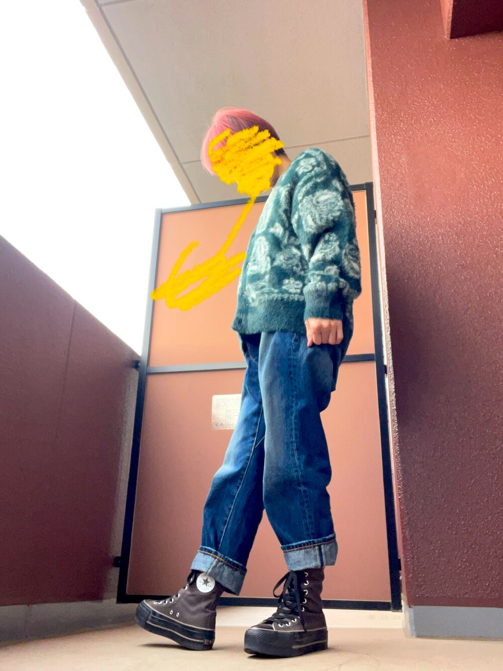 その他のカーディガン/ボレロ、その他のデニムパンツ、その他のスニーカーを着用したレディースの冬コーディネートの2枚目の写真