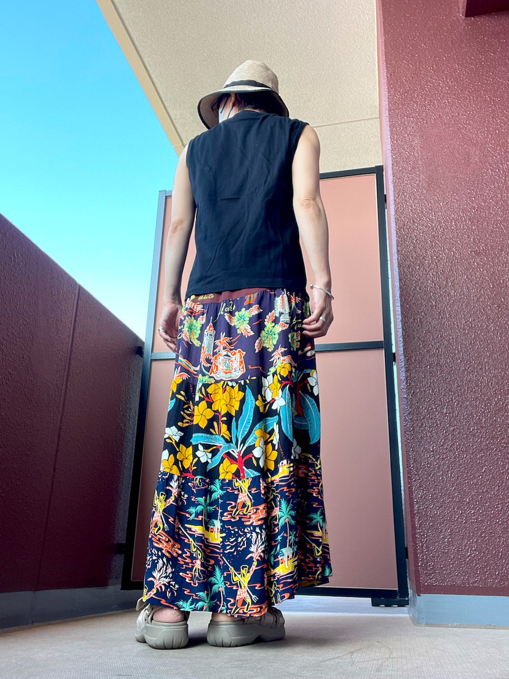 その他のスカート、その他のサンダル、その他のハットを着用したレディースの夏コーディネートの3枚目の写真