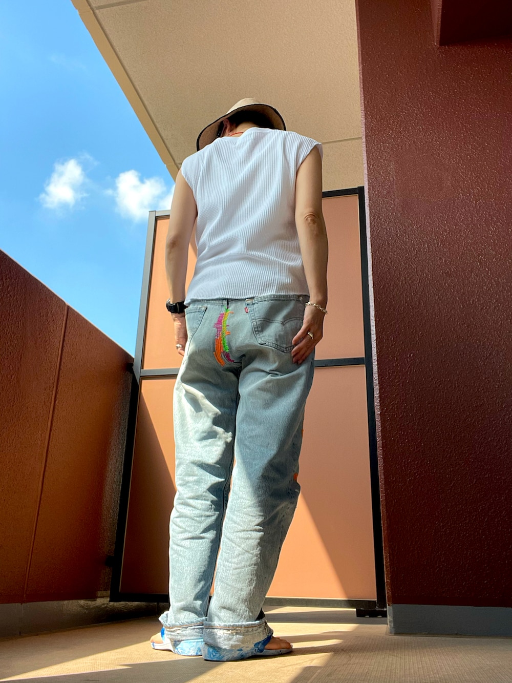 その他のサンダルを着用したレディースの夏コーディネートの2枚目の写真