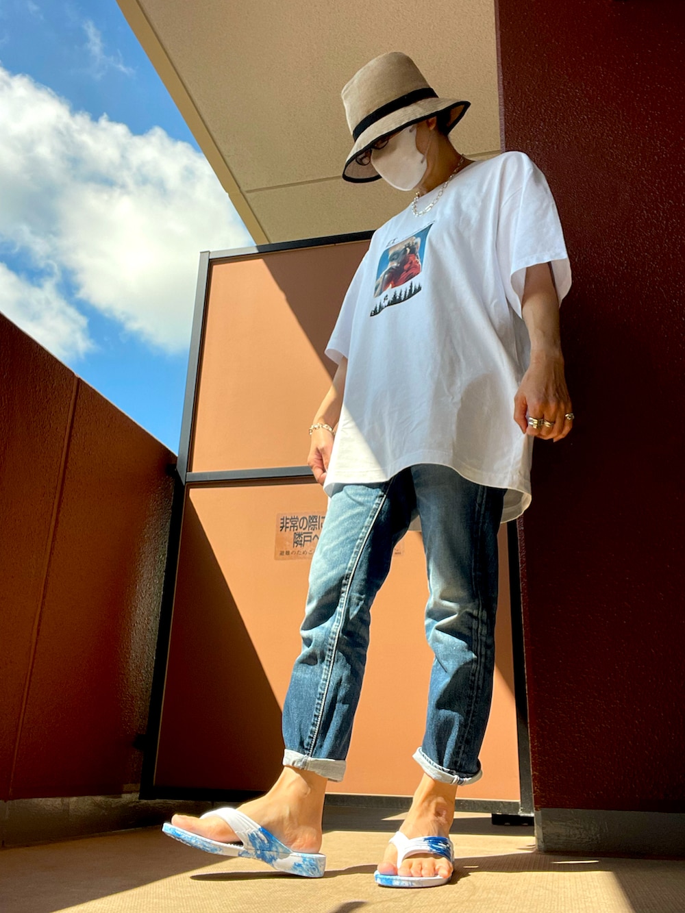 その他のサンダルを着用したレディースの秋コーディネートの3枚目の写真