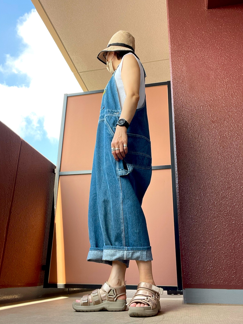 その他のサロペット/オーバーオール、その他のサンダル、その他のハットを着用したレディースの夏コーディネートの2枚目の写真