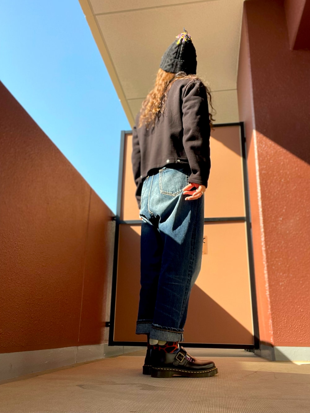 ブラック系のカーディガン/ボレロ、その他のピーコート、その他のデニムパンツを着用したレディースの冬コーディネートの3枚目の写真