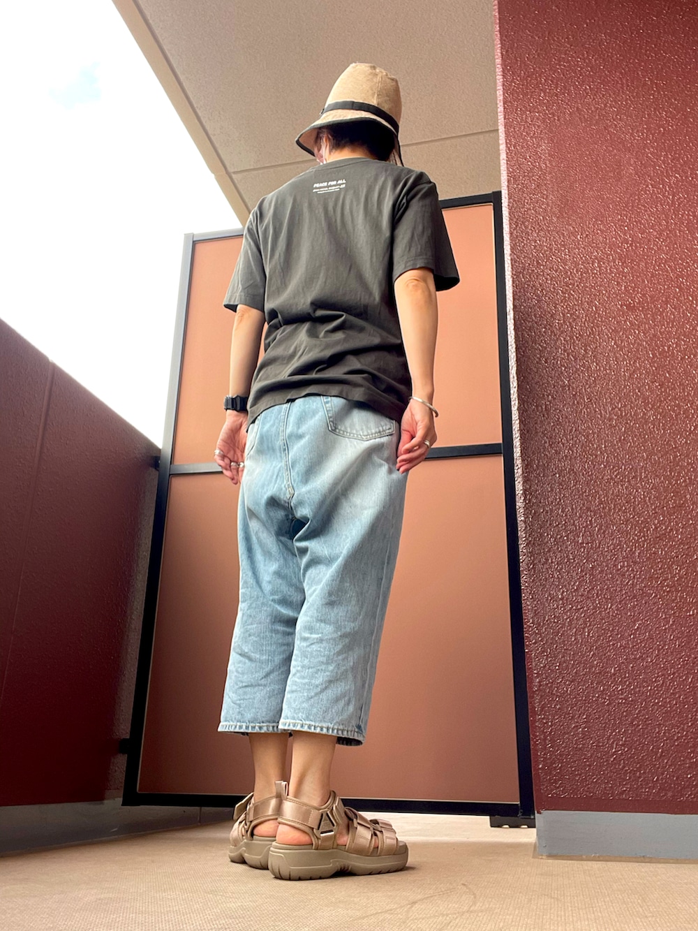 その他のサンダル、その他のデニムパンツ、その他のハットを着用したレディースの夏コーディネートの3枚目の写真