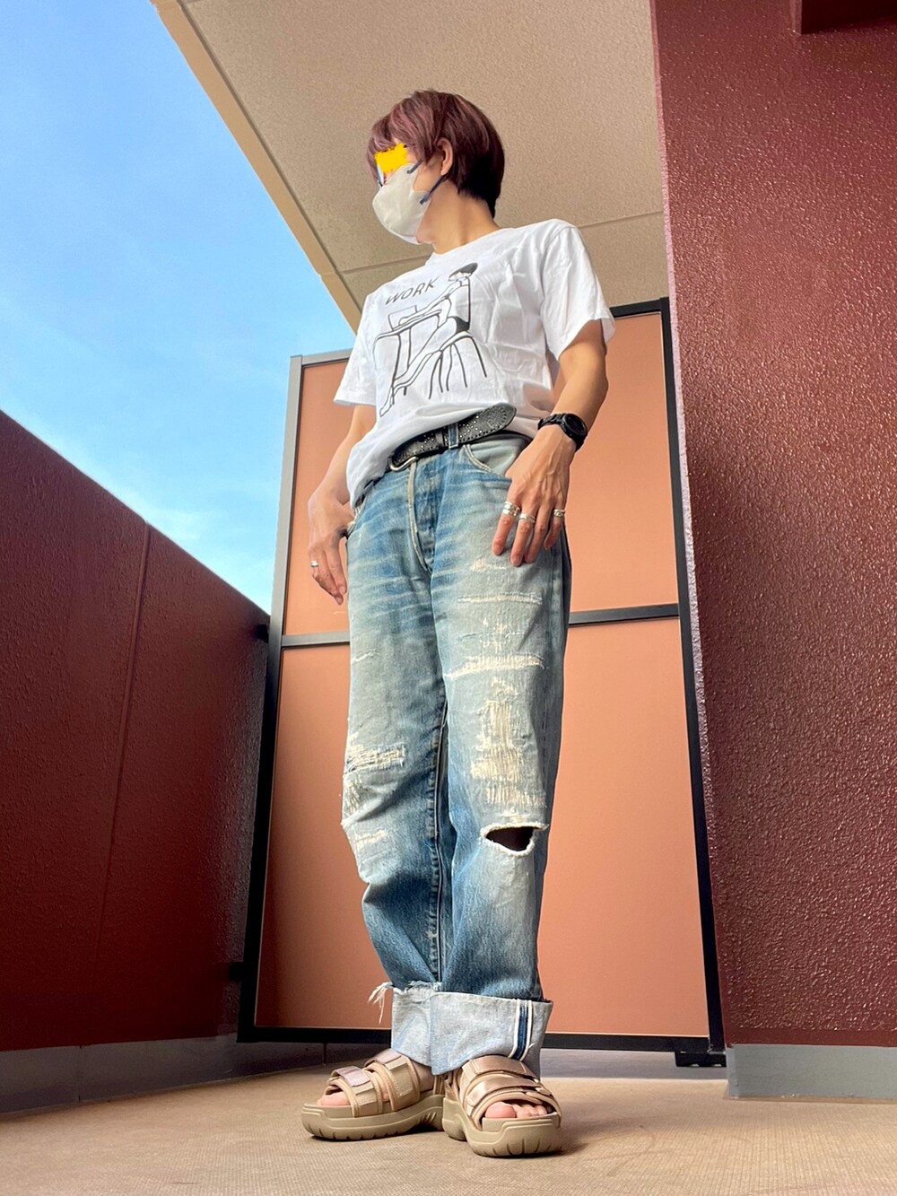 その他のサンダル、その他のデニムパンツを着用したレディースの夏コーディネートの3枚目の写真