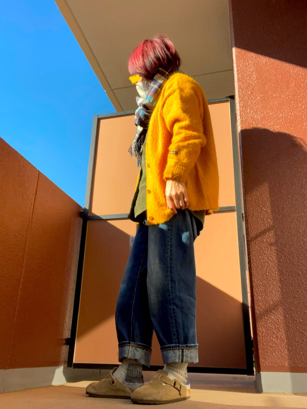 その他のカーディガン/ボレロ、その他のサンダルを着用したレディースの冬コーディネートの2枚目の写真