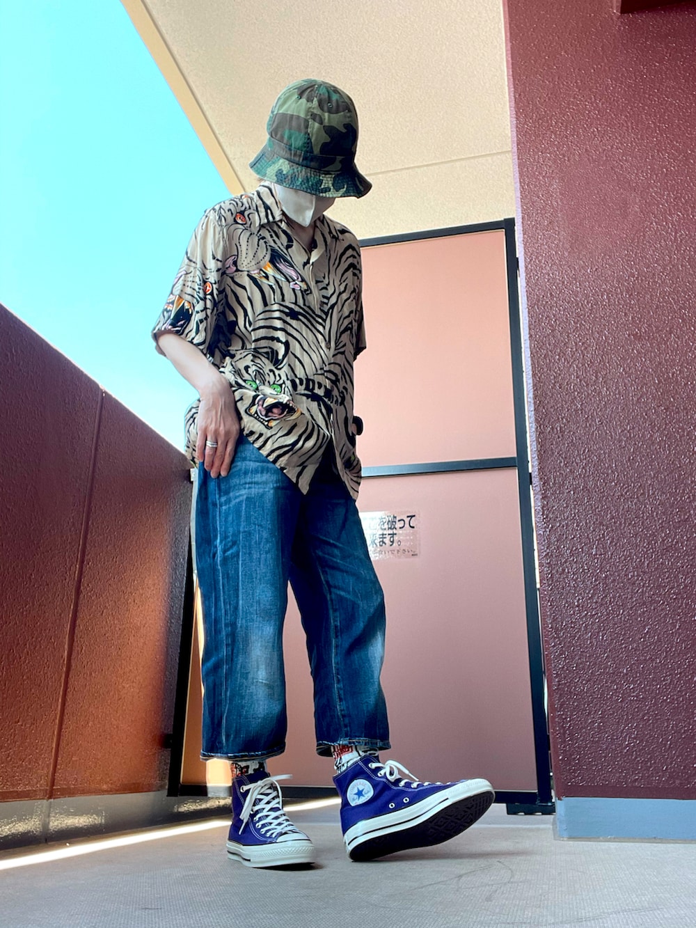 その他のシャツ/ブラウス、その他のデニムパンツ、その他のスニーカーを着用したレディースの夏コーディネートの4枚目の写真