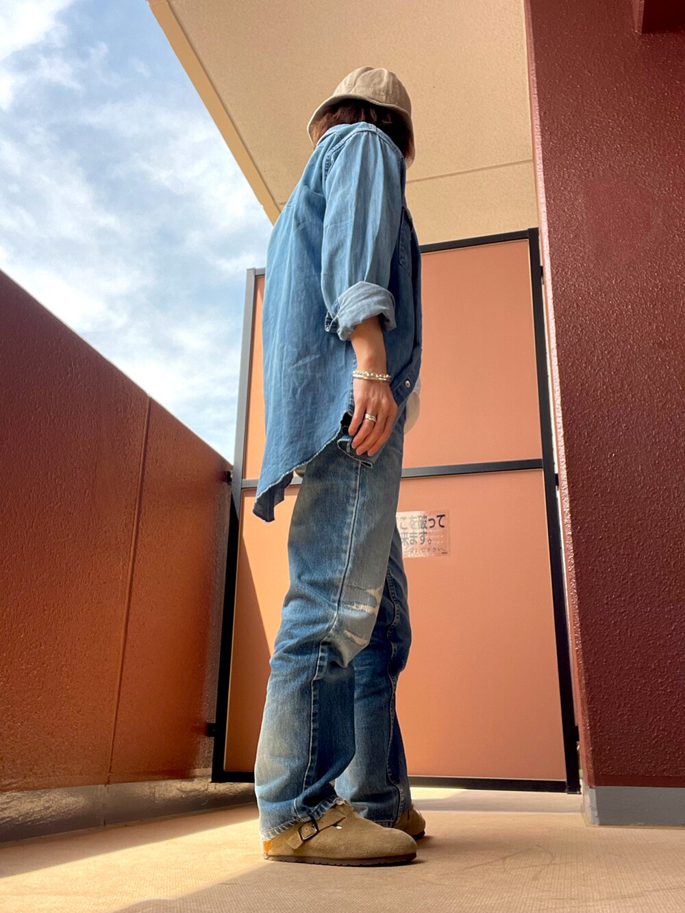 その他のシャツ/ブラウスを着用したレディースの春コーディネートの3枚目の写真