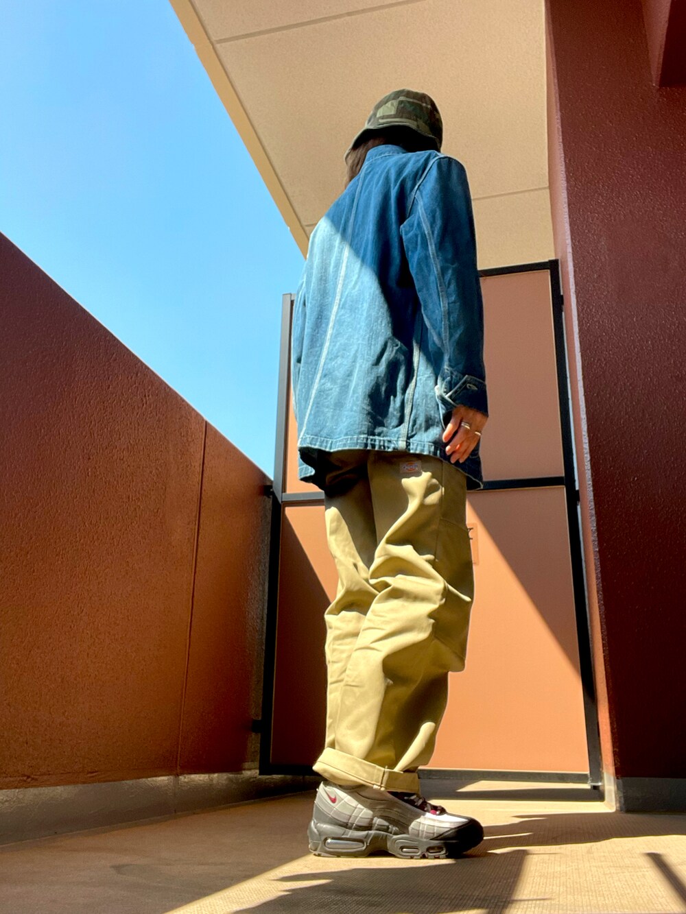 その他のカバーオール、その他のチノパンツを着用したレディースの春コーディネートの3枚目の写真