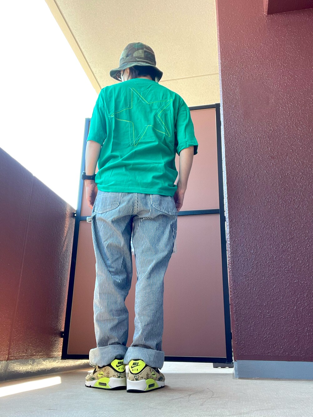 その他のTシャツ/カットソー、その他のスニーカーを着用したレディースの夏コーディネートの3枚目の写真