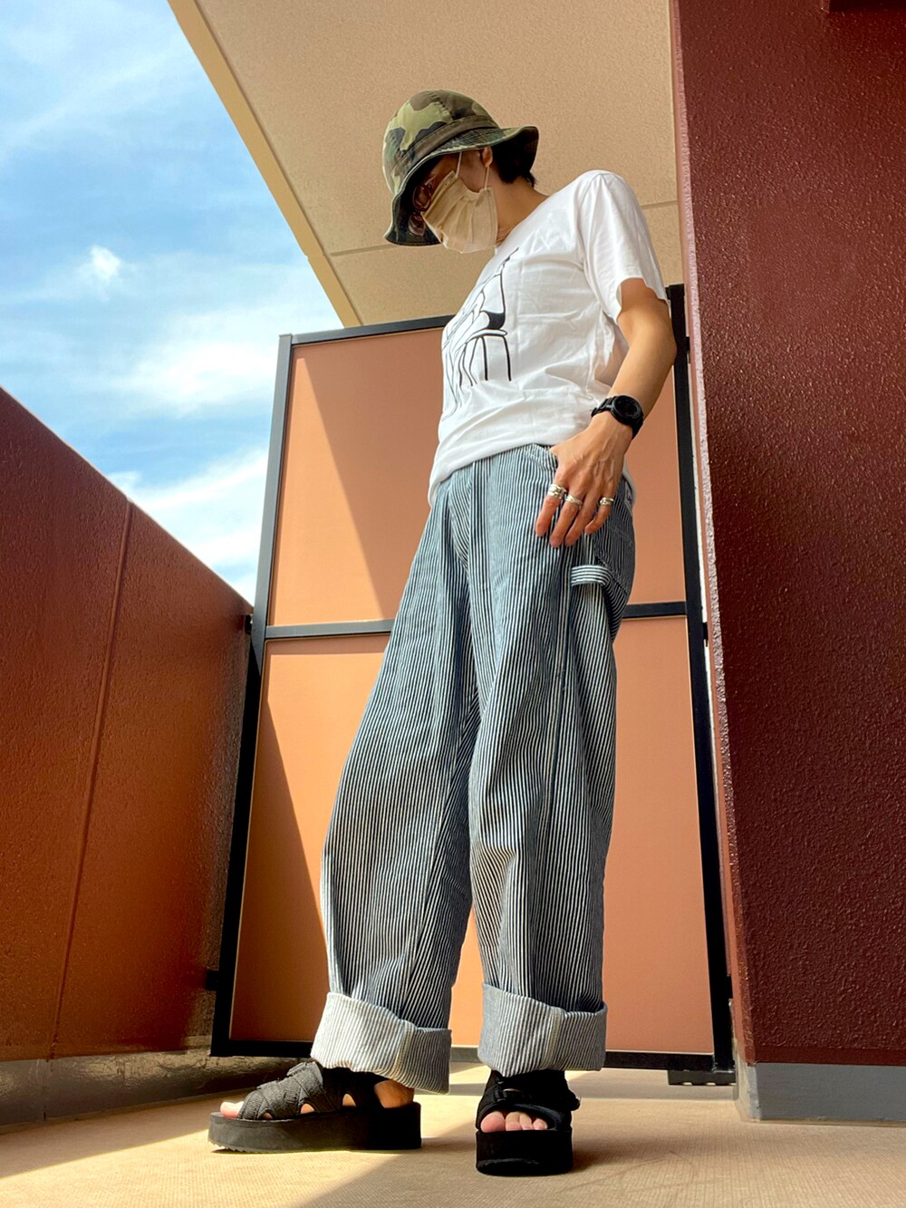 その他のデニムパンツ、その他のサンダルを着用したレディースの夏コーディネートの2枚目の写真