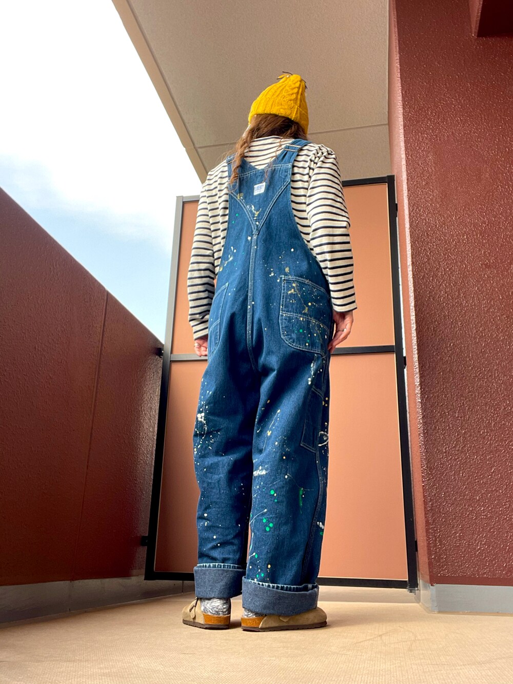 その他のニットキャップ/ビーニーを着用したレディースの春コーディネートの3枚目の写真