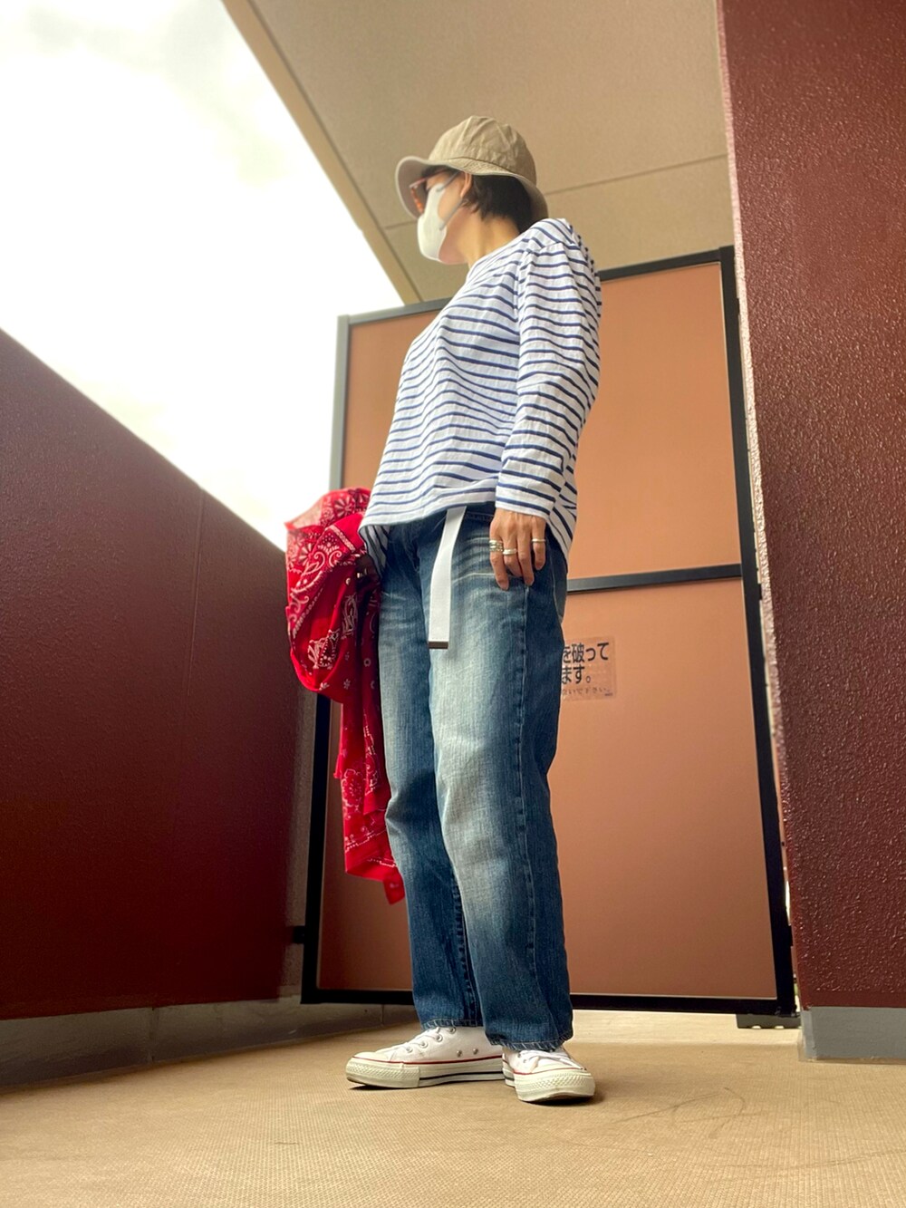 レッド系のストール/ショールを着用したレディースの春コーディネートの3枚目の写真