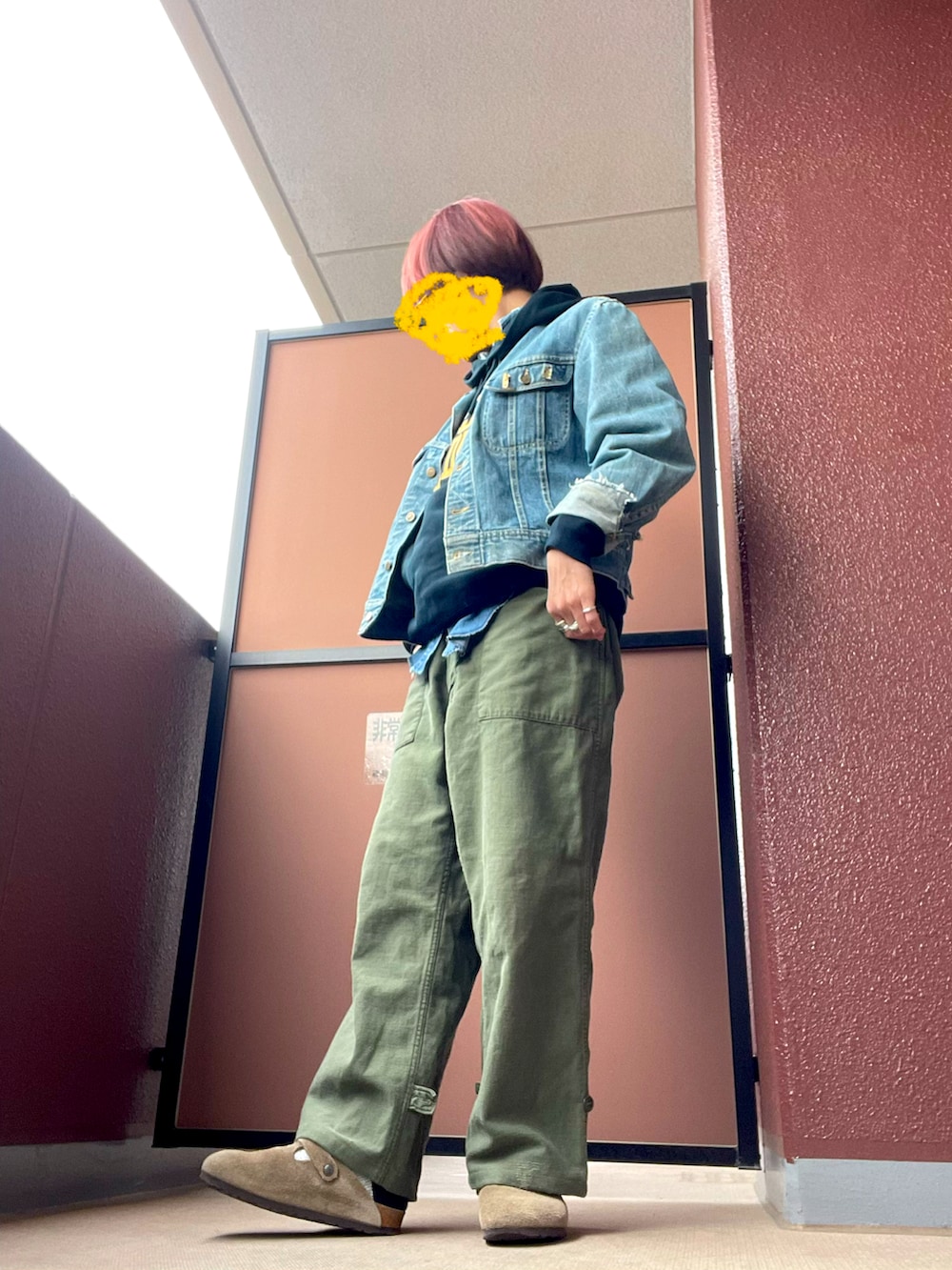 その他のカーゴパンツ、その他のデニムジャケット、その他のパーカーを着用したレディースの冬コーディネートの2枚目の写真