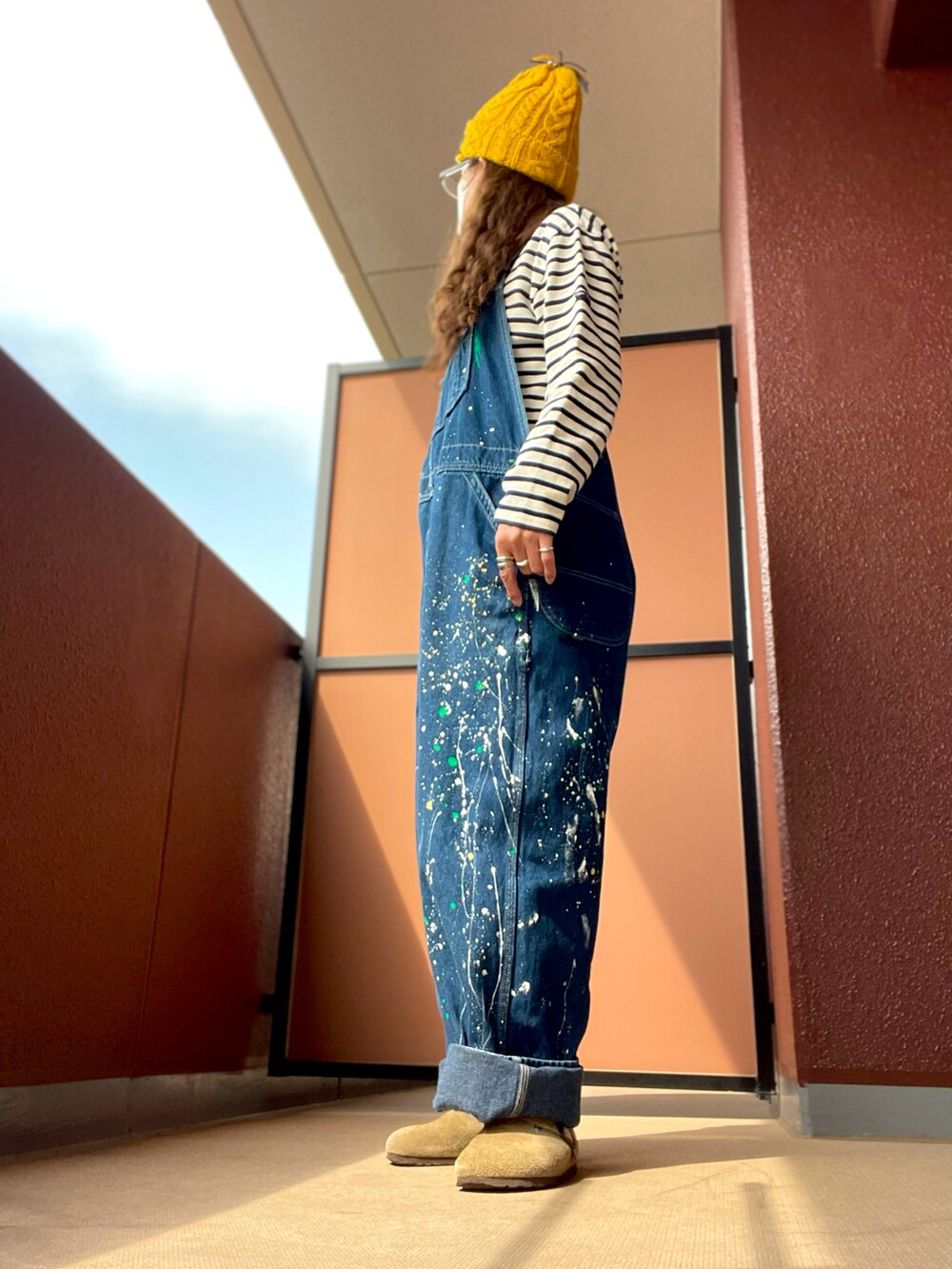 その他のニットキャップ/ビーニーを着用したレディースの春コーディネートの2枚目の写真