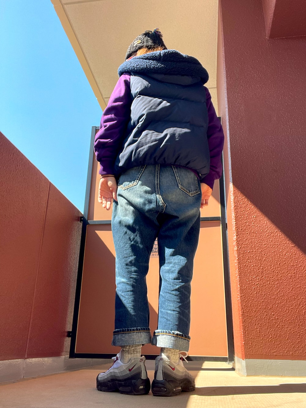 その他のダウンベストを着用したレディースの春コーディネートの3枚目の写真