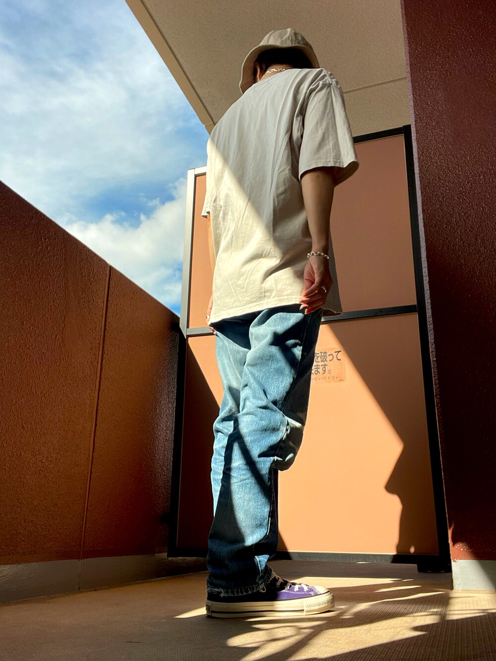 その他のスニーカーを着用したレディースの秋コーディネートの3枚目の写真