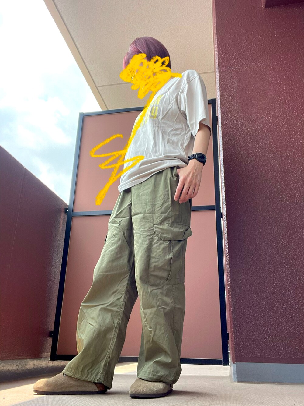 その他のTシャツ/カットソー、その他のサンダルを着用したレディースの夏コーディネートの2枚目の写真