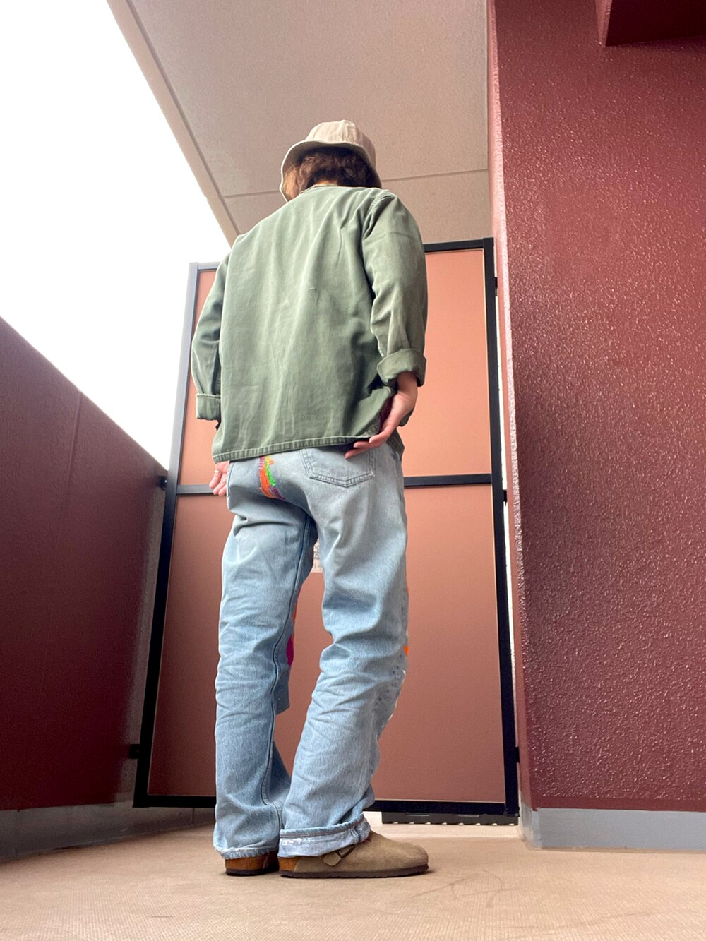 その他のデニムパンツを着用したレディースの春コーディネートの3枚目の写真