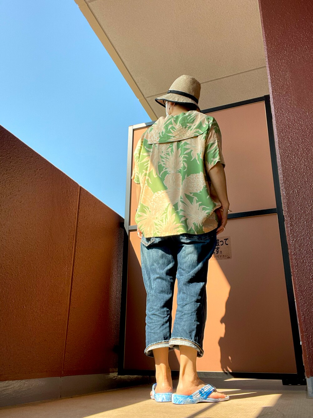 その他のシャツ/ブラウス、その他のサンダルを着用したレディースの秋コーディネートの3枚目の写真