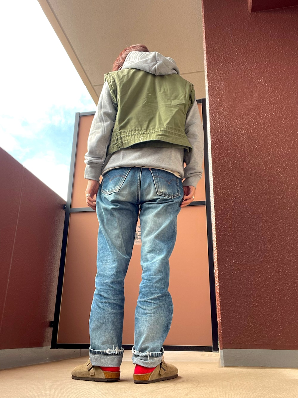 その他のミリタリージャケット、その他のデニムパンツを着用したレディースの秋コーディネートの3枚目の写真